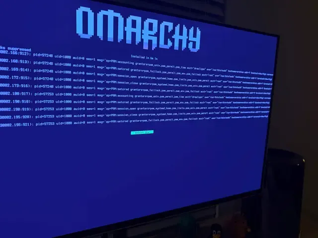 Workstation com logo Omarchy em evidencia